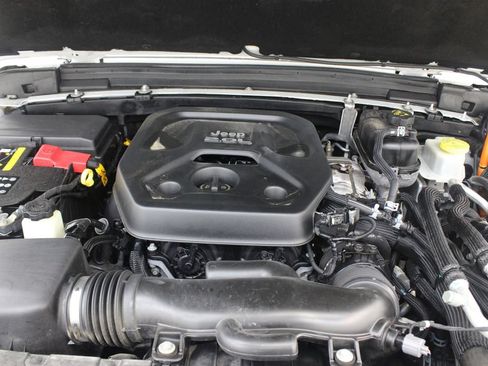 Used 2021 Jeep Wrangler Unlimited Sahara AWD/4WD image 31