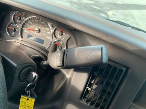 Used 2011 Chevrolet Express 2500 RWD image 28