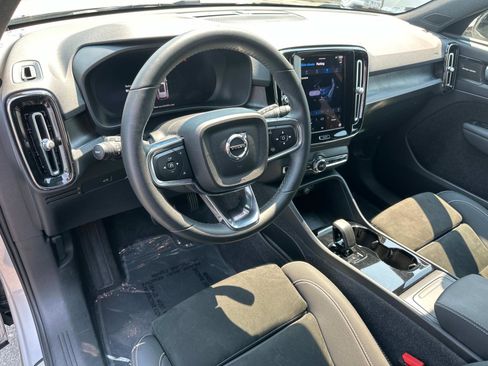 Certified 2023 Volvo XC40 Recharge Ultimate image 9