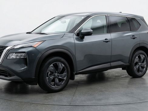 Used 2025 Nissan Rogue SV image 3