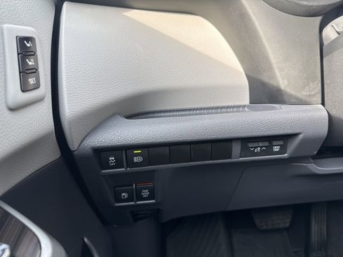 Used 2023 Toyota Sienna Limited image 24