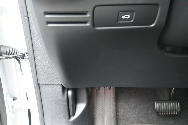 Used 2025 Volvo XC40 B5 Ultra AWD/4WD image 16