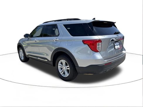Used 2023 Ford Explorer XLT AWD/4WD image 5
