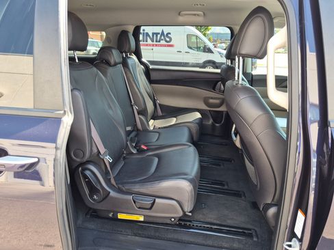 Used 2025 Kia Carnival FWD image 34