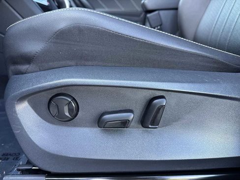 Used 2022 Volkswagen Tiguan SE w/ Panoramic Sunroof Package image 16