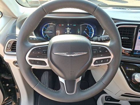 Used 2024 Chrysler Pacifica Limited FWD image 21