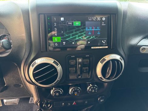 Used 2017 Jeep Wrangler Unlimited Rubicon w/ Connectivity Group image 17