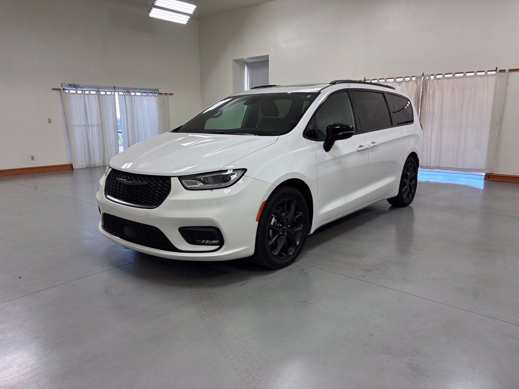 Used 2025 Chrysler Pacifica Limited FWD image 4