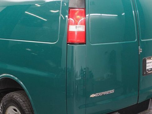 Used 2019 Chevrolet Express 3500 w/ Driver Convenience Package RWD image 9