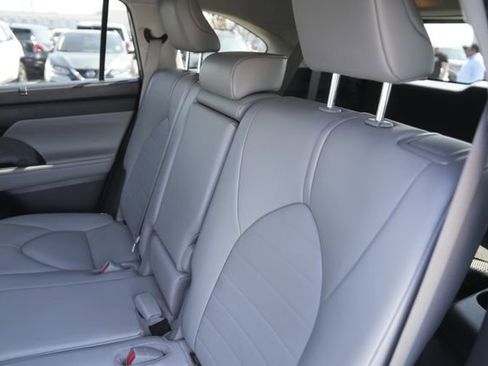 Used 2021 Toyota Highlander XLE image 14