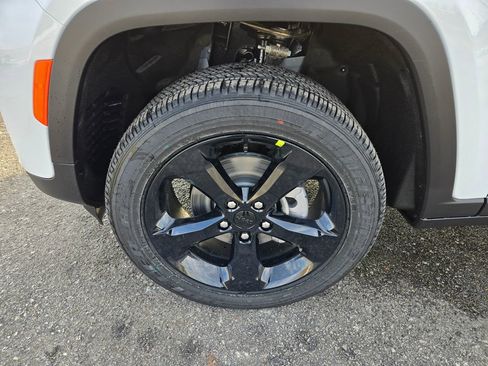 New 2025 Jeep Grand Cherokee Altitude image 28