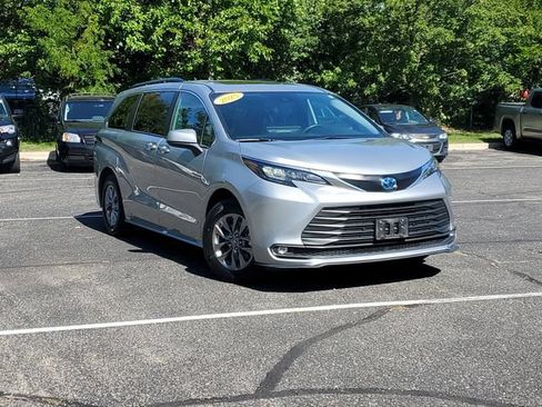 Certified 2025 Toyota Sienna XLE FWD image 35