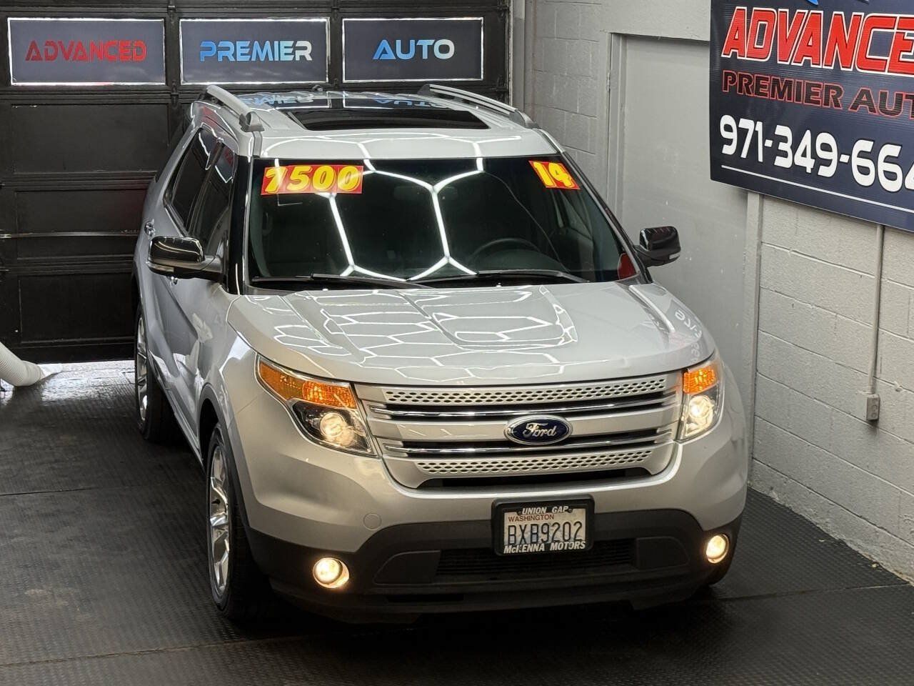 Used 2014 Ford Explorer XLT w/ Equipment Group 202A AWD/4WD image 2