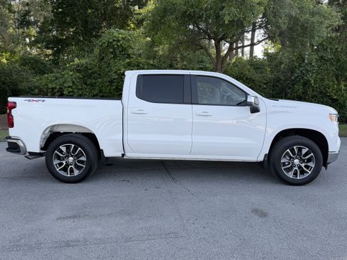 Used 2022 Chevrolet Silverado 1500 LT AWD/4WD image 3