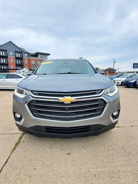 Used 2021 Chevrolet Traverse LT w/ LPO, Cargo Package FWD image 2
