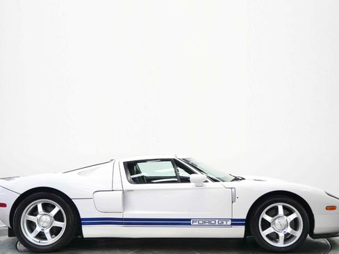 Used 2005 Ford GT RWD image 2
