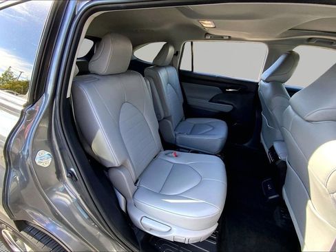 Used 2023 Toyota Highlander XLE image 17