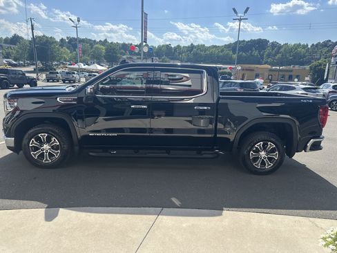 Used 2024 GMC Sierra 1500 SLT AWD/4WD image 5