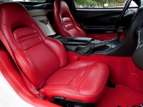 Used 2001 Chevrolet Corvette Convertible w/ Preferred Equipment Group2 image 8