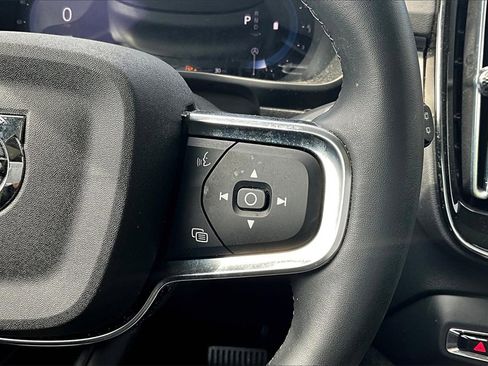 Used 2023 Volvo XC40 B5 Plus image 18