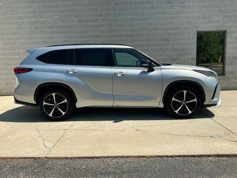 Used 2021 Toyota Highlander XSE AWD/4WD image 12