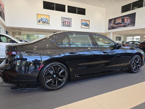 New 2025 BMW i7 M70 w/ Executive Package image 4