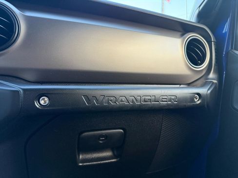 Used 2018 Jeep Wrangler Unlimited Sport S image 19