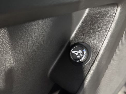 Used 2023 Chevrolet Traverse LT image 35