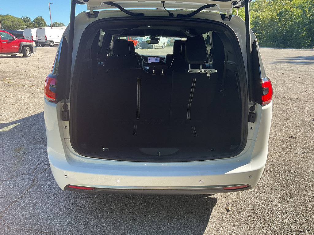 New 2027 Chrysler Pacifica Select FWD image 13