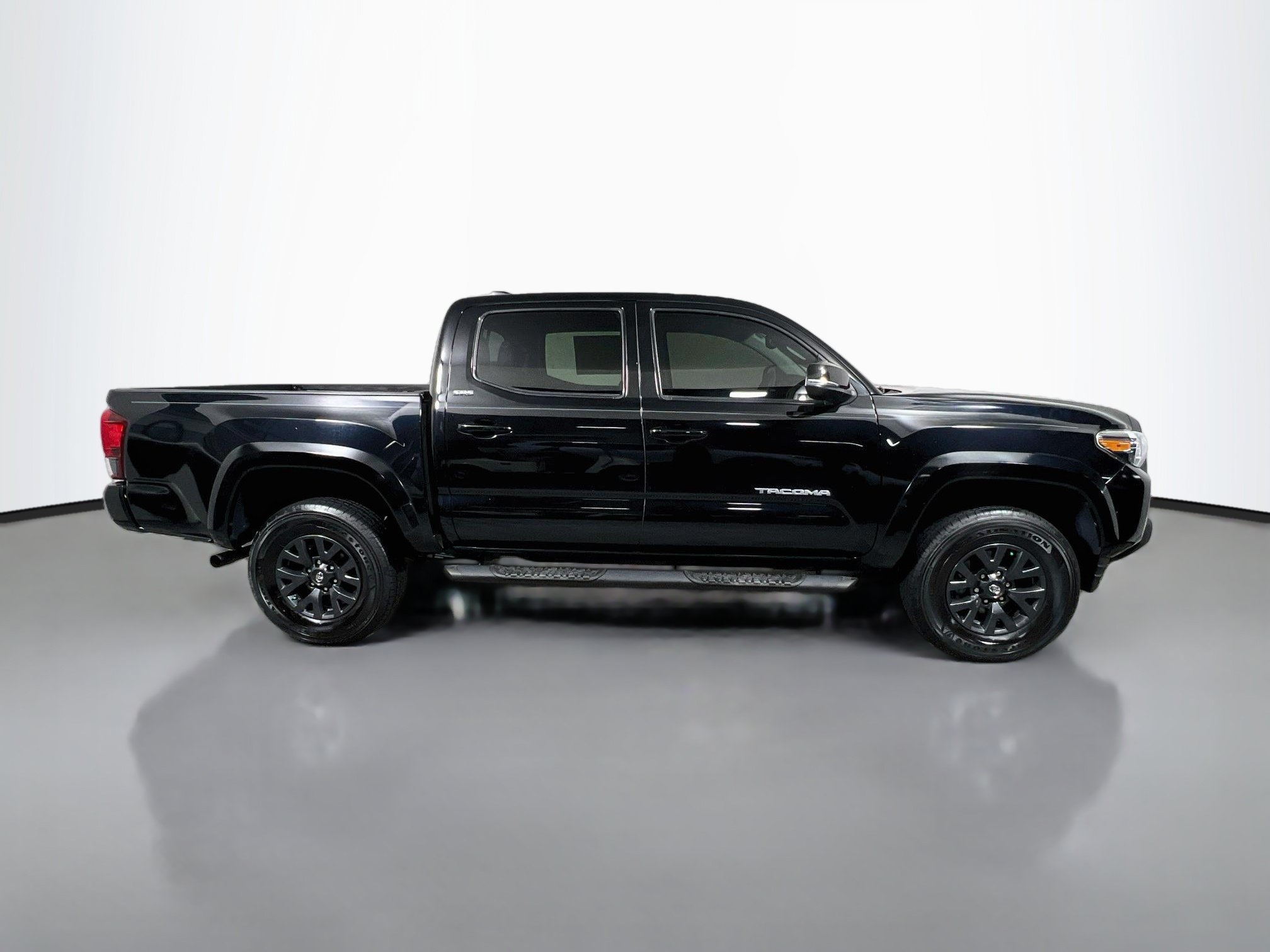 Used 2023 Toyota Tacoma SR5 w/ Technology Package RWD image 3