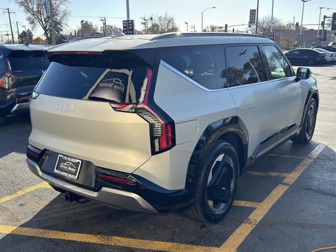 Used 2024 Kia EV9 Land image 11