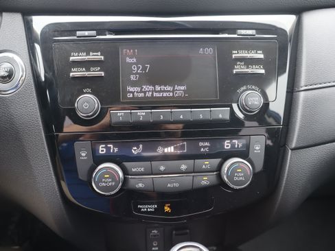 Used 2017 Nissan Rogue SV AWD/4WD image 17