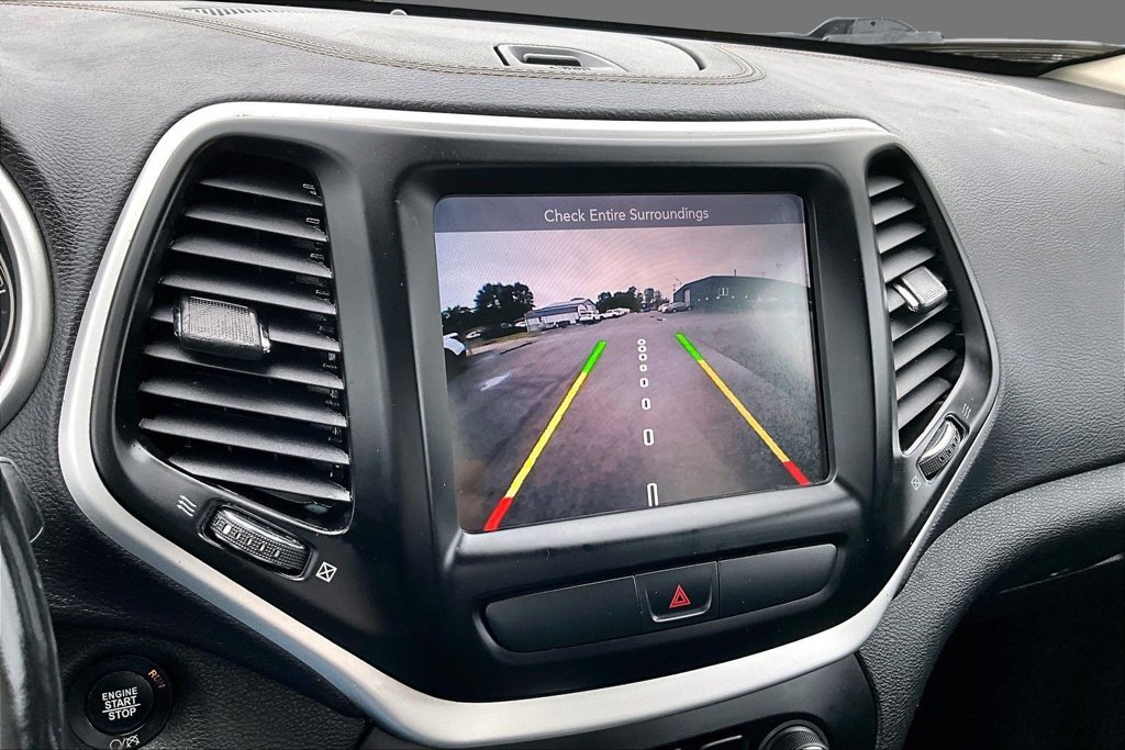 Used 2018 Jeep Cherokee Latitude Plus w/ Cold Weather Group AWD/4WD image 20