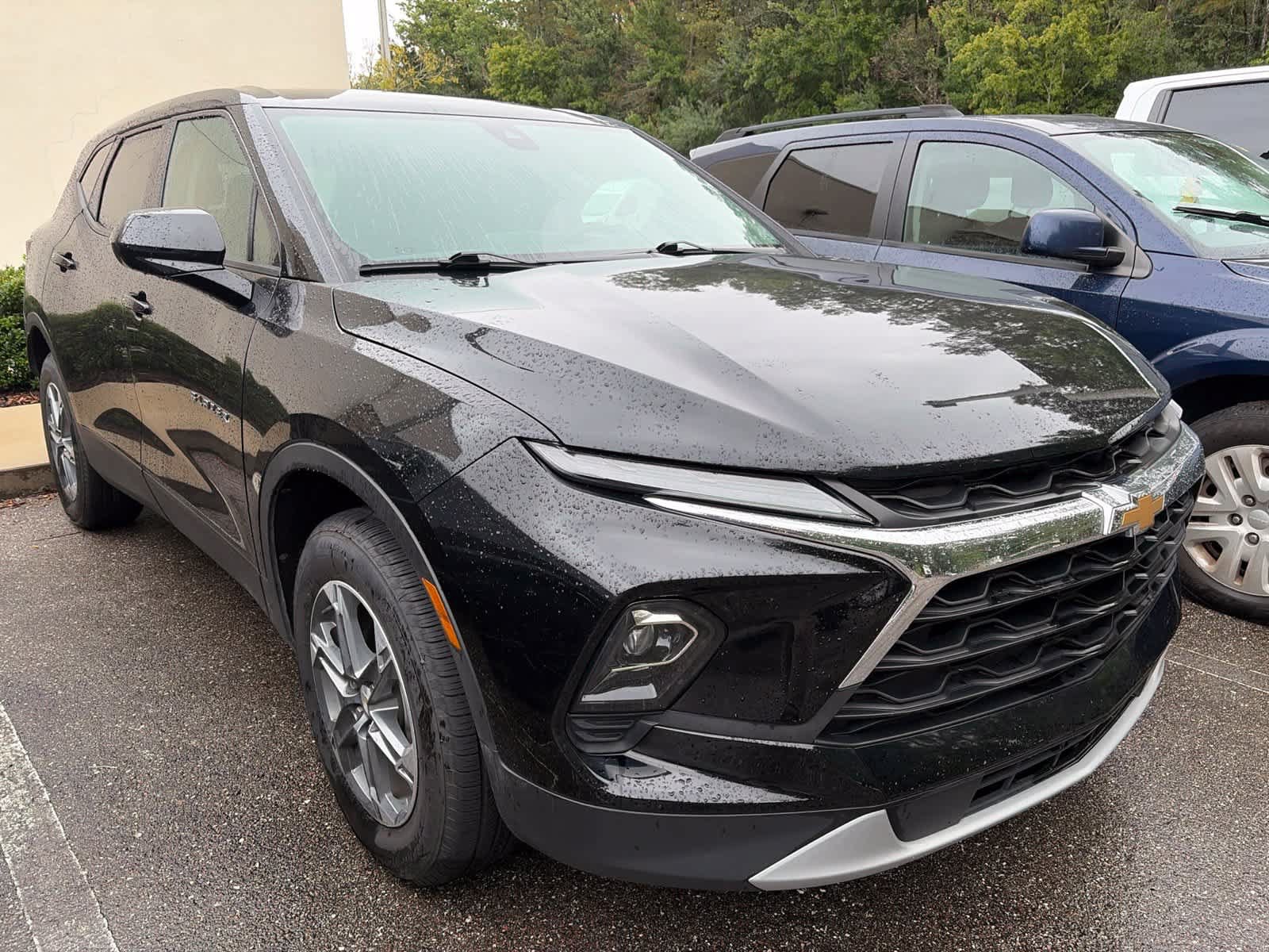 Used 2025 Chevrolet Blazer LT FWD image 3