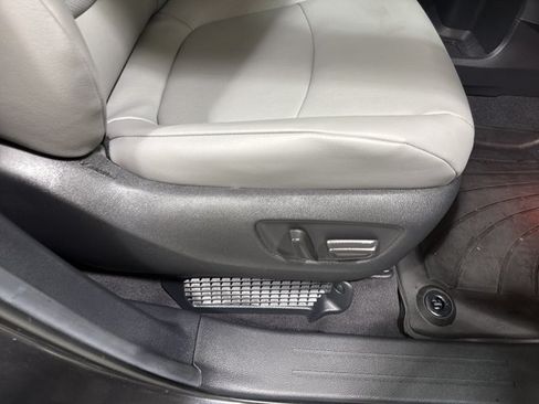 Used 2025 Toyota Sienna XLE w/ XLE Plus Package FWD image 37