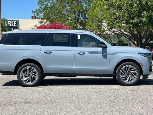 New 2026 Lincoln Navigator L Reserve AWD/4WD image 3