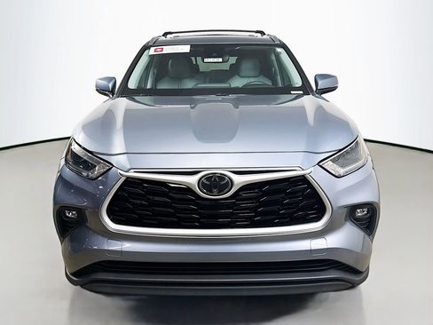 Certified 2021 Toyota Highlander XLE AWD/4WD image 2