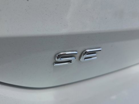 Used 2023 Volkswagen Taos SE w/ Panoramic Sunroof Package FWD image 32