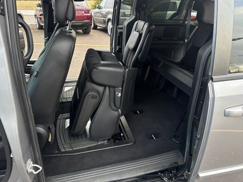 Used 2016 Dodge Grand Caravan SXT image 20