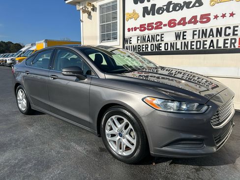 Used 2014 Ford Fusion SE image 2