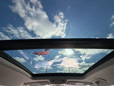 Used 2024 Volkswagen Taos SE image 21