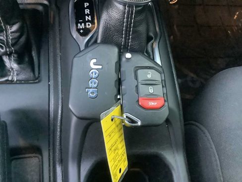 Used 2022 Jeep Wrangler Unlimited Sahara AWD/4WD image 19