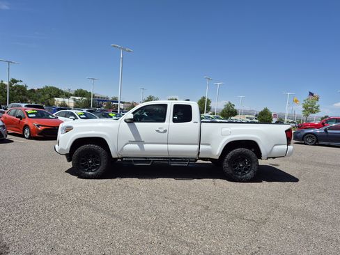 Used 2021 Toyota Tacoma SR5 AWD/4WD image 2