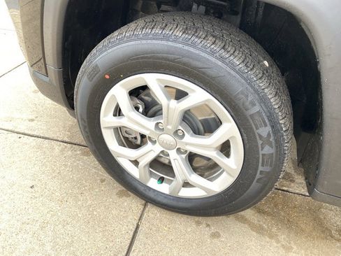 Used 2024 Jeep Compass Latitude image 24