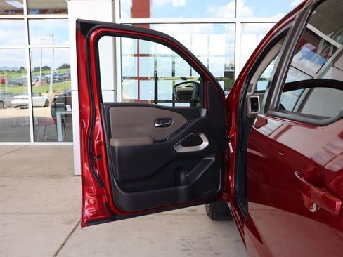 Used 2022 Nissan Frontier SV w/ Technology Package RWD image 12