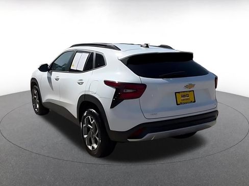 Used 2025 Chevrolet Trax LT FWD image 11