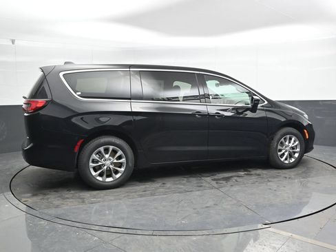 New 2026 Chrysler Pacifica Select AWD/4WD image 2