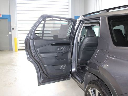 Used 2025 Honda Pilot Touring image 17