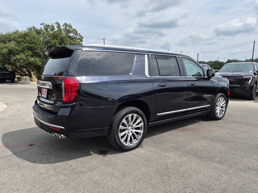 Used 2023 GMC Yukon XL Denali AWD/4WD image 9