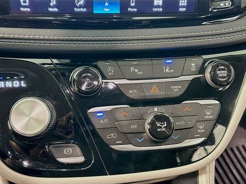 Used 2023 Chrysler Pacifica Limited AWD/4WD image 16